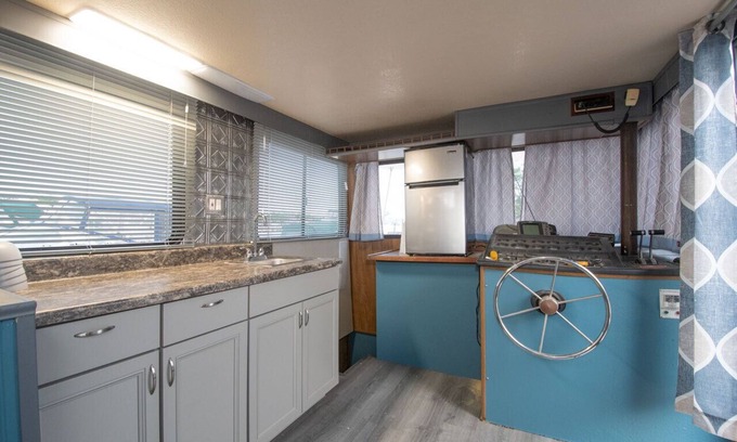 Patchogue Alquiler De Eote | Floating Holiday. Experience the excitement of boat life.