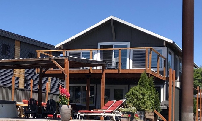 Hayden Island Casa | Floating home, front row