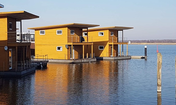 Ostvorpommern Casa | Floating Houses - Komfortable Schwimmende Ferienhäuser im Krösliner Yachthafen