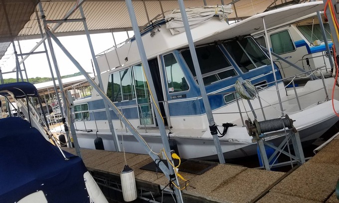 Graford Alquiler De Eote | Floating Lakefront Apartment- Relax on vintage houseboat on Possum Kingdom Lake!
