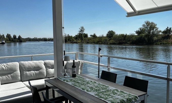 Ohe en Laak Casa | Floating luxury Maasvilla - houseboat with dog & boat jetty 5045597
