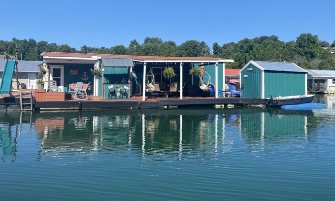 La Follette Alquiler De Eote | Oasis flotante para la relajación. BYO ... Barco. Wifi, teléfono, porche cubierto