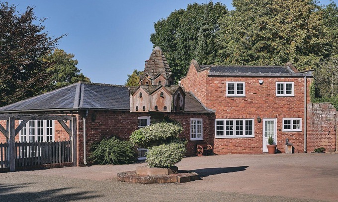Pudleston Cabaña | Flock Cottage - a cottage that sleeps 8 guests in 4 bedrooms