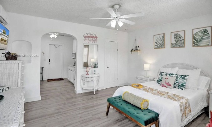 Lake Worth Cabaña | FLOCKS + FEATHERS: 4 mins away from beach/casino