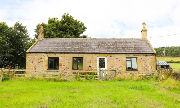 Cornhill on Tweed Cabaña | FLODDEN EDGE FARM COTTAGE, pet friendly, with a garden in Milfield
