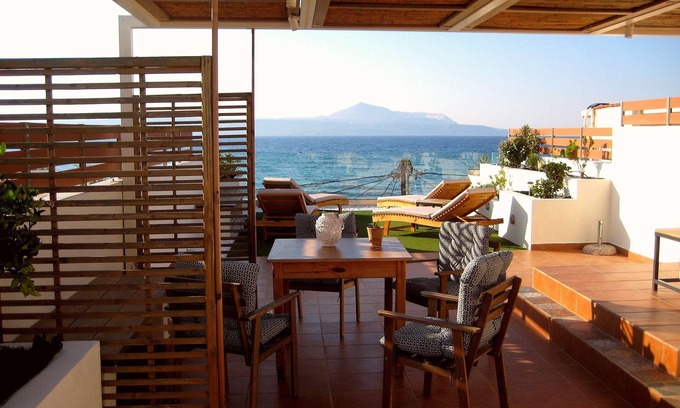 Almyrida Apartamento | Floor apartment with superb roof terrace, next to Almirida sandy beach