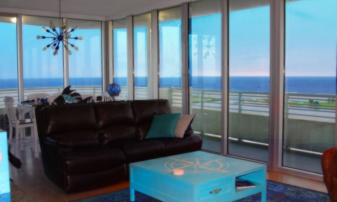 Biloxi Condominio | Las ventanas del piso al techo tienen vistas a las prístinas playas blancas del Golfo de México