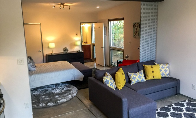 Santa Fe Casa | Florecitas es una nueva casa de huéspedes contemporánea. Hermosa brillante contemporanea