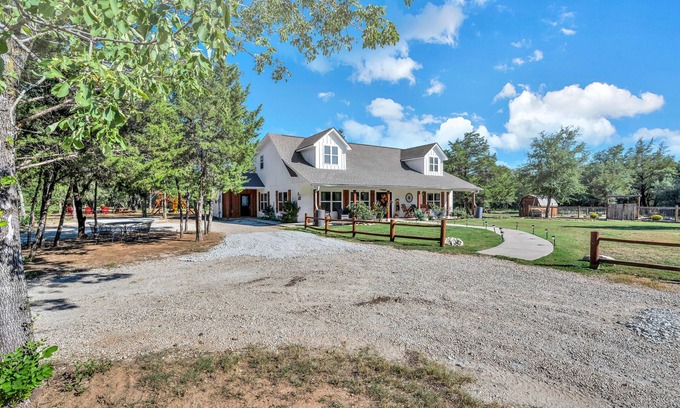 Waco Casa | Florence Family Farmhouse Retreat