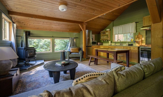 Ucluelet Cabina | Florencia Bay I Elegant Rustic I Hot Tub I Fireplace