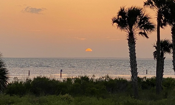East End Apartamento | Floridan Lodge. 7 Day stays in the center of the island!
