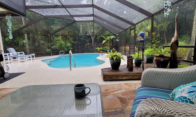 Melbourne Beach Casa | Disfrute de la piscina y lanai en esta casa de 4 dormitorios en Florida, a pocos pasos de la playa