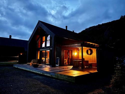 Fidjeland Casa | Flott nyere hytte i Sirdal med fantastisk utsikt og solforhold
