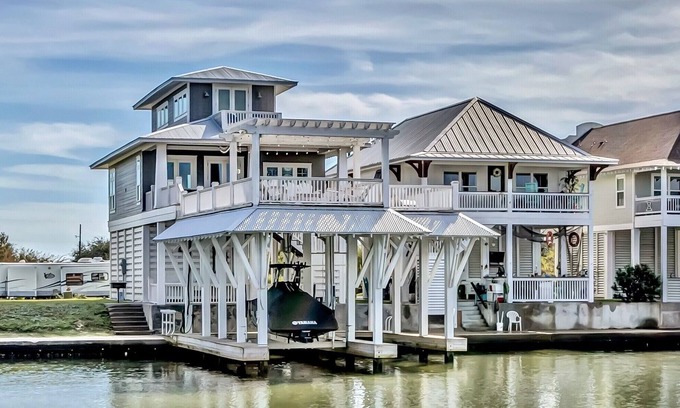 Galveston Casa | “Flounder Bay” Cheerful 4 bedroom Canal House with Boat Slip!