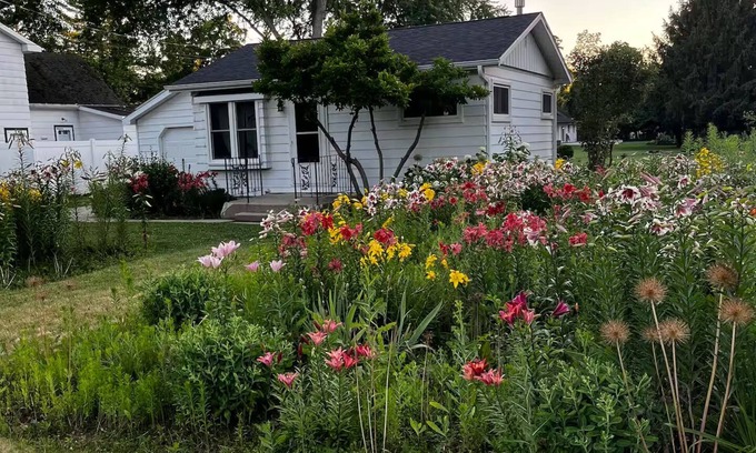 Walworth Casa | Flower Field Cottage Near Geneva Lake