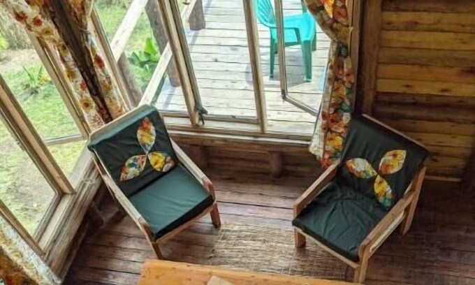 Fort Portal Cabina | Flower Hill