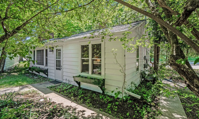 Frankfort Cabaña | Flower-lined cottage with beautiful lake views, firepit access, and yard games