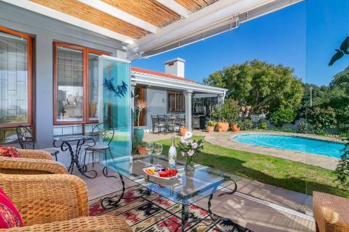 Hunter's Home Casa | Fluke Tide - Stylish Knysna Home with Pool & Views