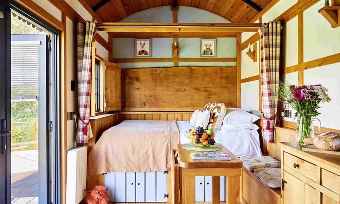 Trecastle Cabina | Flying Scotsman Shepherd's Hut with Hot Tub