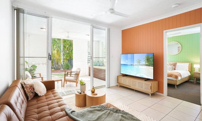 Bungalow Apartamento | Focus on Spence - Stylish Poolside Retreat Minutes from Cairns CBD