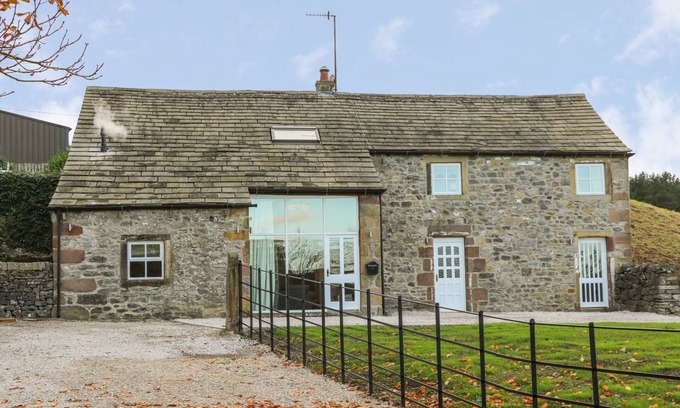 Coniston Cold Cabaña | FOGGA CROFT, pet friendly, with hot tub in Gargrave