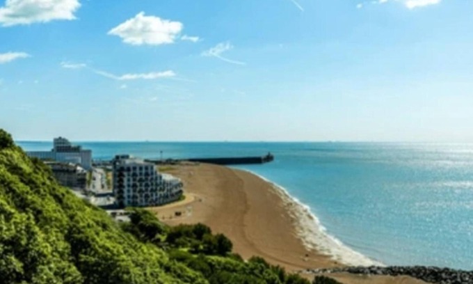 Folkestone Apartamento | Folkestone - 1BR Apartment - Sauna - Pet Friendly