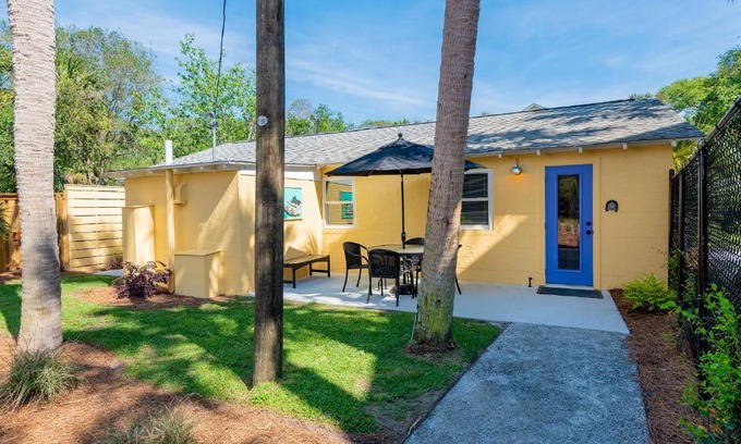 Folly Beach Casa | Folly Vacation Laid Back Casual Beach Bungalow 209-B