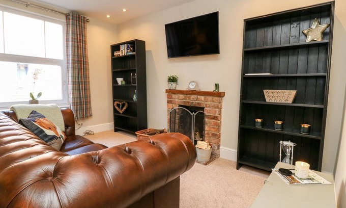 Caistor Cabaña | FONABY, romantic, luxury holiday cottage, with open fire in Caistor