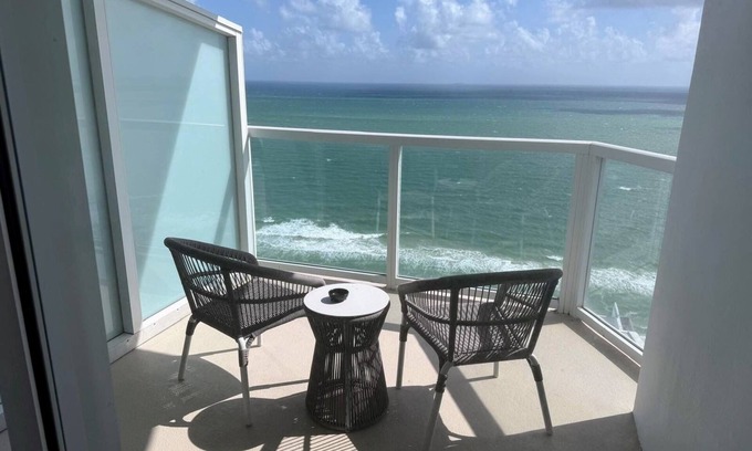 Mid Beach Apartamento | Fontainebleau Hotel 32nd Fl Oceanfront Jr Suite
