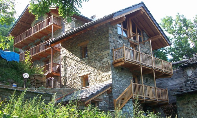 Borney Chalet De Esquí | Fontainemore: CHALET DE PIEDRA EXPUESTO WALSER