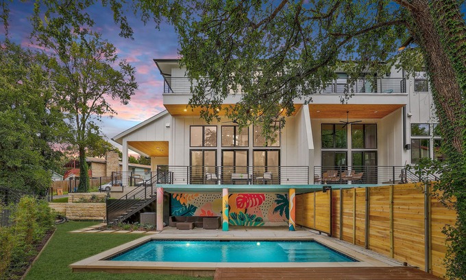 Riverside Casa | Football Fave, 5 Min to Downtown - Pool, Photo Op!