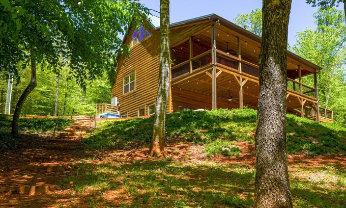 Cleveland Cabina | Retiro privado de 7 habitaciones con bañera de hidromasaje, parque infantil y cancha de voleibol