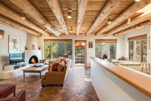Santa Fe Casa | Foothills Retreat- Patios, Rooftop Deck, Quiet, 2BR