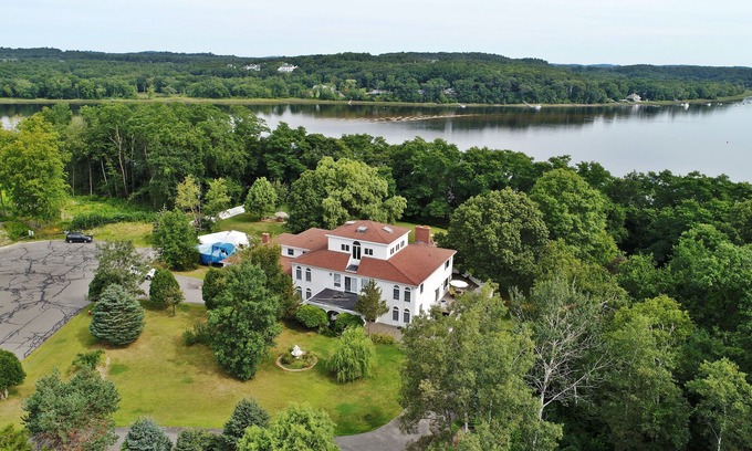 West Newbury Casa | Para viajeros de negocios y placer. Frente azul