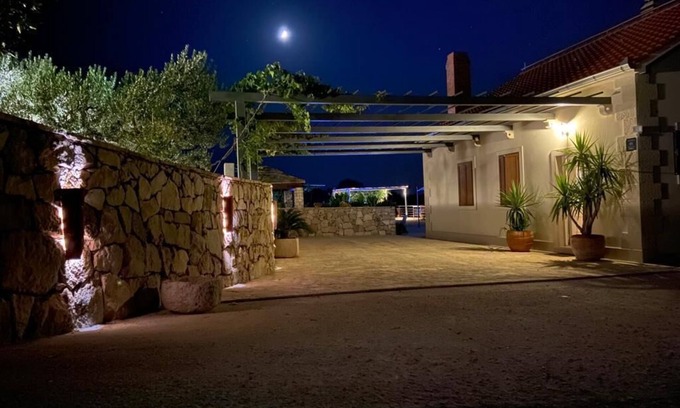 Supetar Villa | Villa Fani, Villa de estilo nuevo con una gran piscina y espectaculares vistas al mar