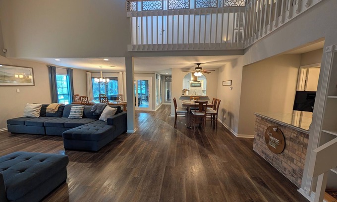 April Sound Casa | For family/friends fun with Smart TVs, Cook's Kitchen, Patio, & Lake Access