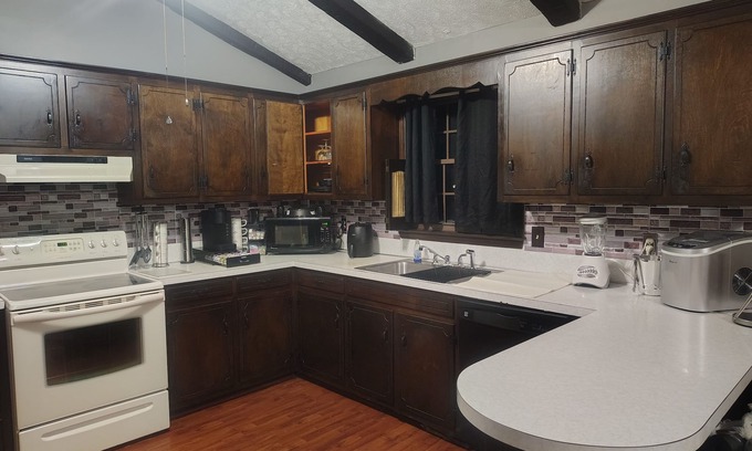 Danville Casa | For large families and groups just minutes away from the Caesars of Danville.