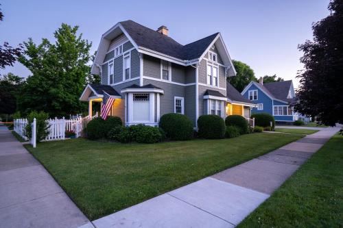 South Haven Casa | For Pete's Sake - private pickleball court & 2 blocks to beach!
