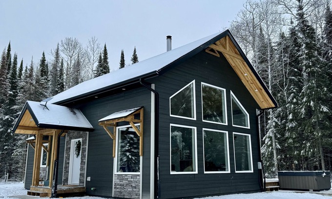 Manitoba Cabina | Forest Cabin Getaway! Sleeps 8, Hot Tub, Fireplace