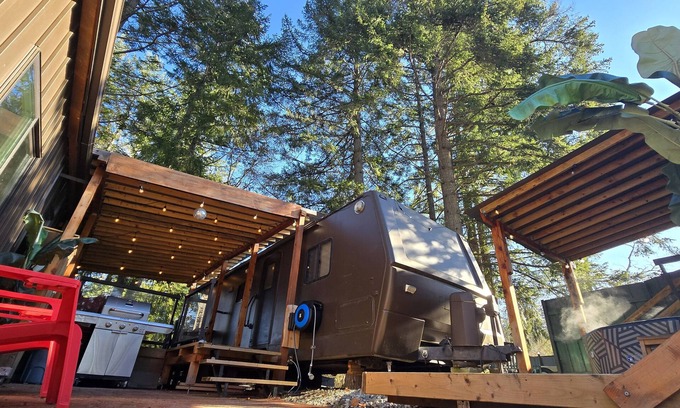 North Cowichan Cama Y Desayuno | Forest Cabin - Hot Tub - Fast WiFi - Fire Pit On Site