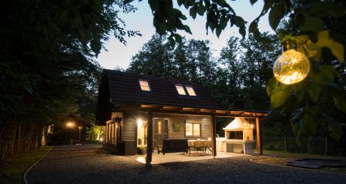 Nedelisce Casa | Forest Cabin Nest-Family Retreat for 7 with Sauna & Hot tub