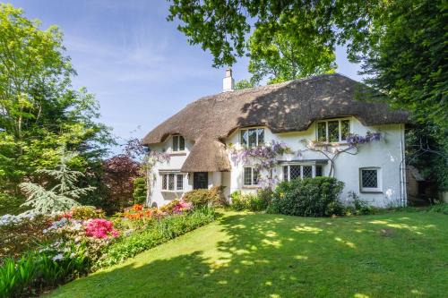 New Forest District Casa | Forest Drove Cottage · Idyllic New Forest 6 Bedroom Thatched Cottage