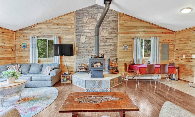 Rainbow Valley Cabina | Forest Edge Hideaway with Great Views in Divide