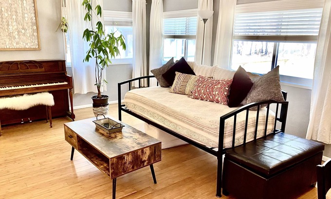 Deschutes River Woods Casa | Forest Escape - Hot Tub under the Stars- AC- Zipline- RV Parking- No Train Noise