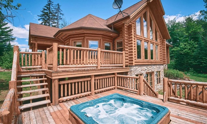 Fiddler Lake Resort Chalet De Esquí | Forest Getaway, Soak in the Spa, Sauna, Fireplace
