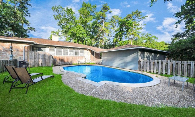Humble Apartamento | Forest Glade Retreat with Pool 25 Min to Downtown