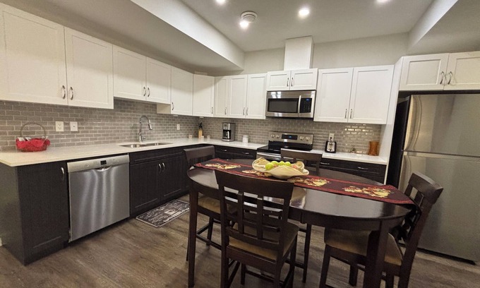 Northeast Edmonton Casa | Modern Comfort in the Center - Forest Heights Haven