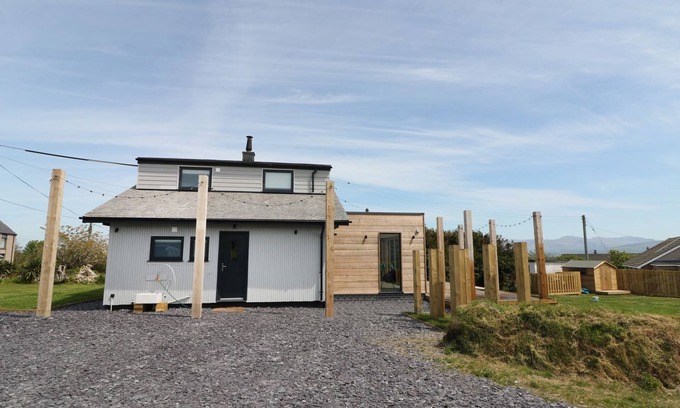 Dwyran Cabaña | FOREST LODGE, pet friendly, luxury holiday cottage in Newborough