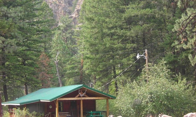 Clinton Cabina | Cabañas tipo servicio forestal a 30 millas de Missoula--