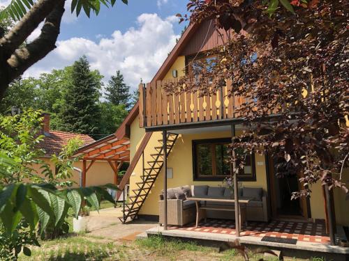 Kunfeherto Casa | Forest-side home by recreational lake